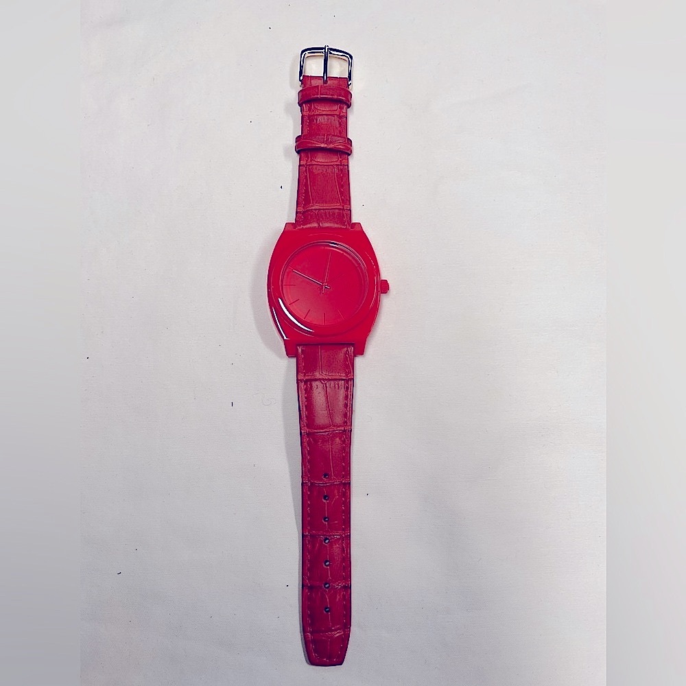 NIXON ORANGE GENUINE LEATHER BAND WATCH. Stylish and great for everyday wear.